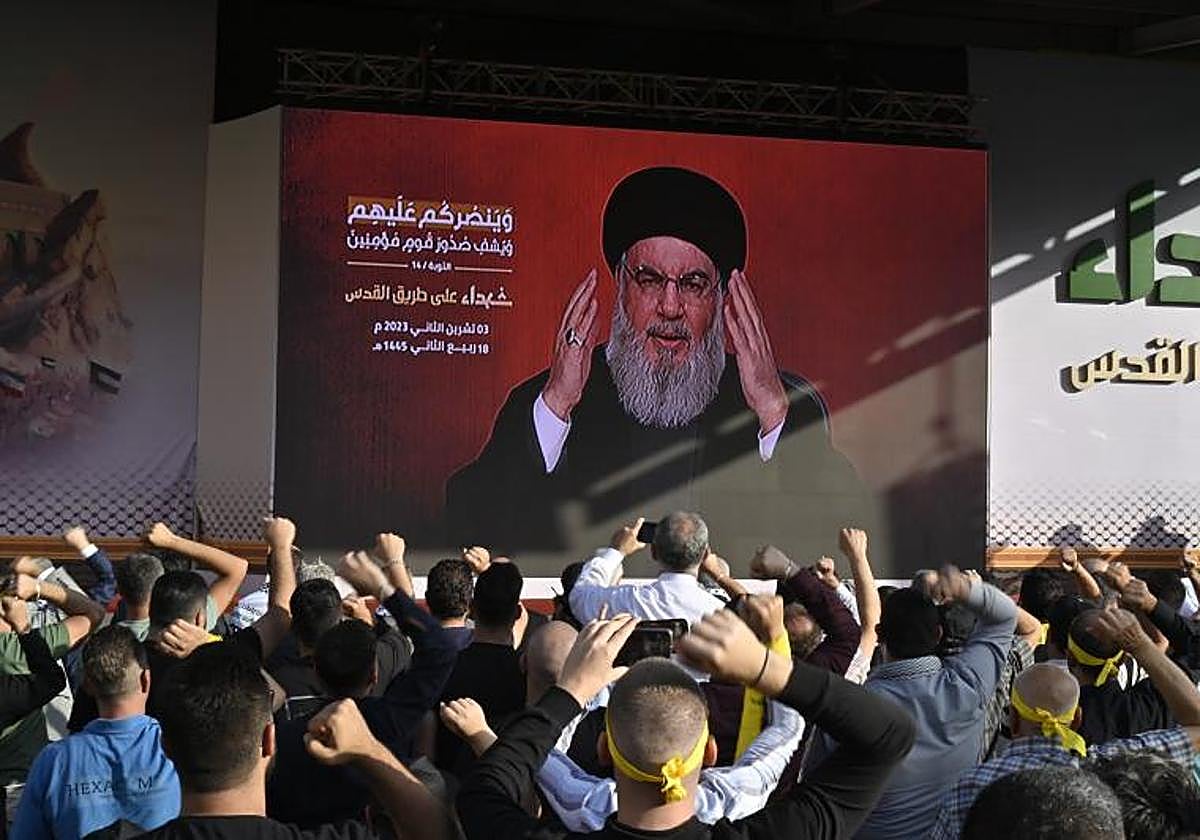 Partidarios de Hezbolá reaccionan mientras observan en una pantalla el discurso del líder del grupo, Hassan Nasrallah