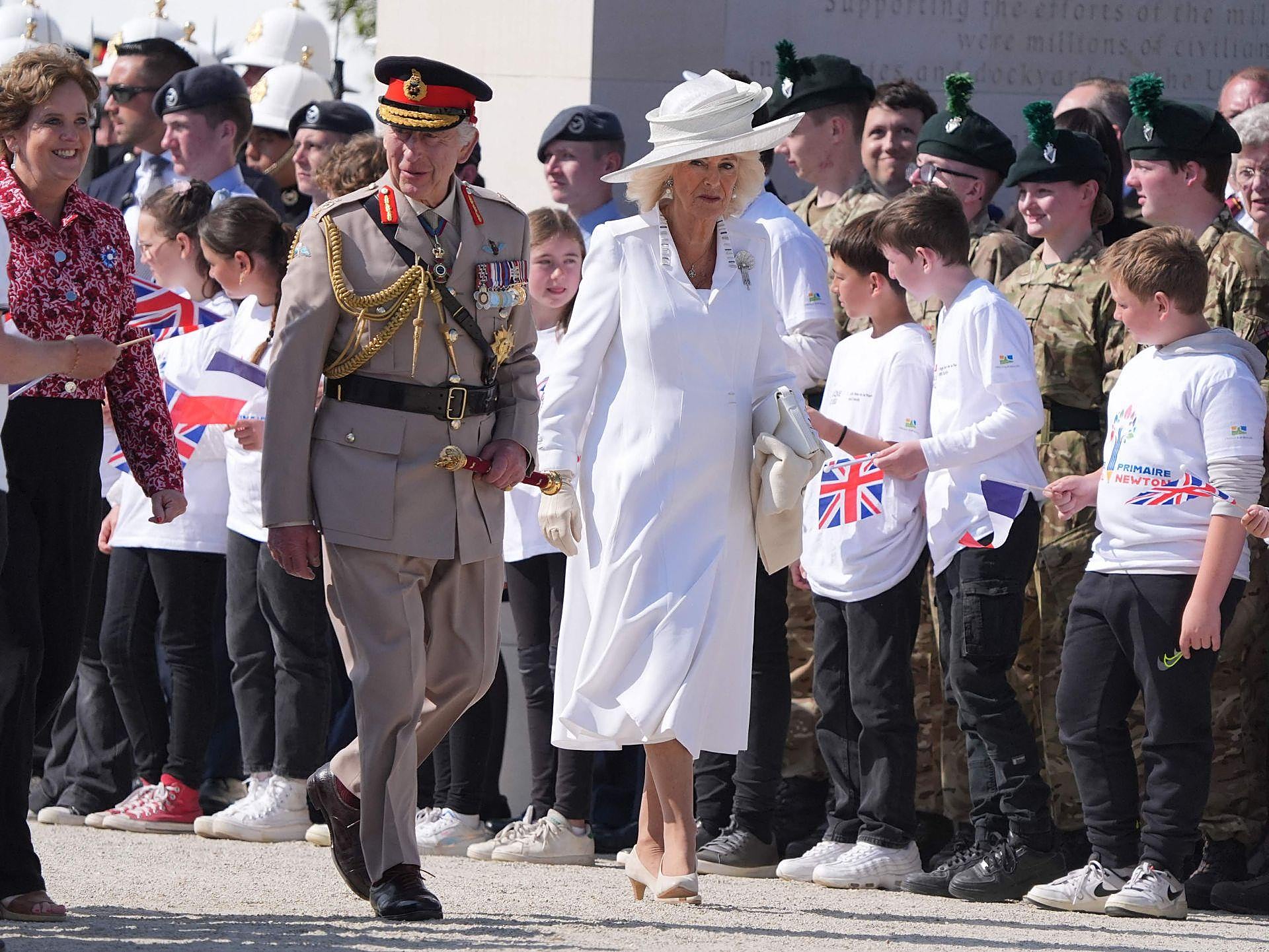 El Rey Carlos III y su Reina Camilla llegan al evento de la Real Legión Británica en Ver-Sur-Mer.