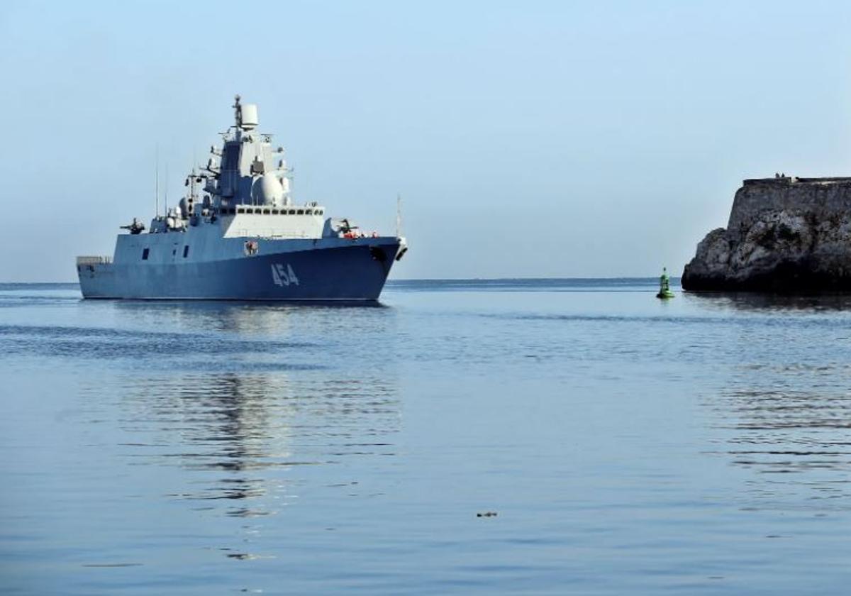 Buques de la Marina de Guerra de Rusia arriban al puerto de La Habana, Cuba, en una fotografía de archivo