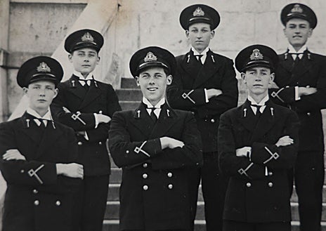 Imagen secundaria 1 - John Roberts mira un álbum de fotografías de su servicio durante la Segunda Guerra Mundial