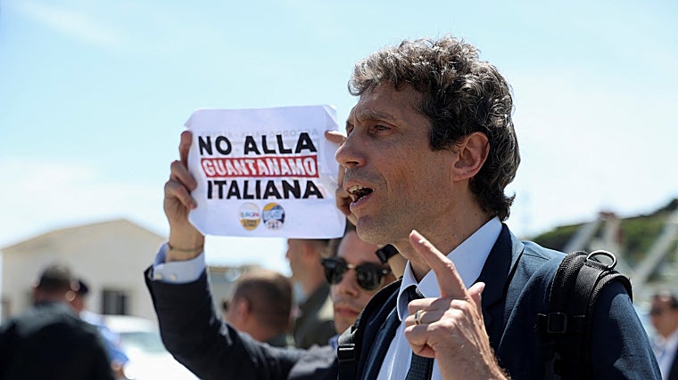 El diputado italiano Riccardo Magi protesta contra el acuerdo de inmigración entre Italia y Albania durante la comparecencia de la primera ministra italiana, Giorgia Meloni