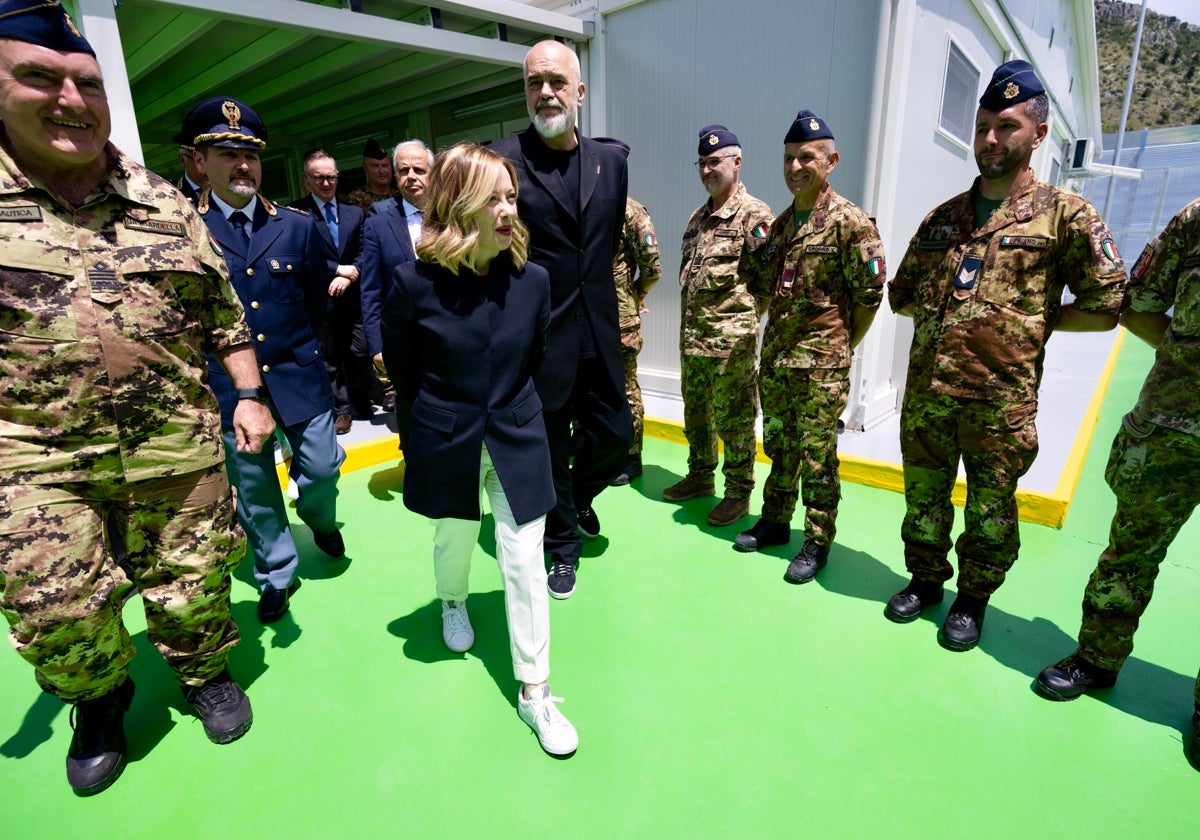 Meloni, con el primer ministro albanés, Edi Rama, en el puerto de Shengjin, Albania