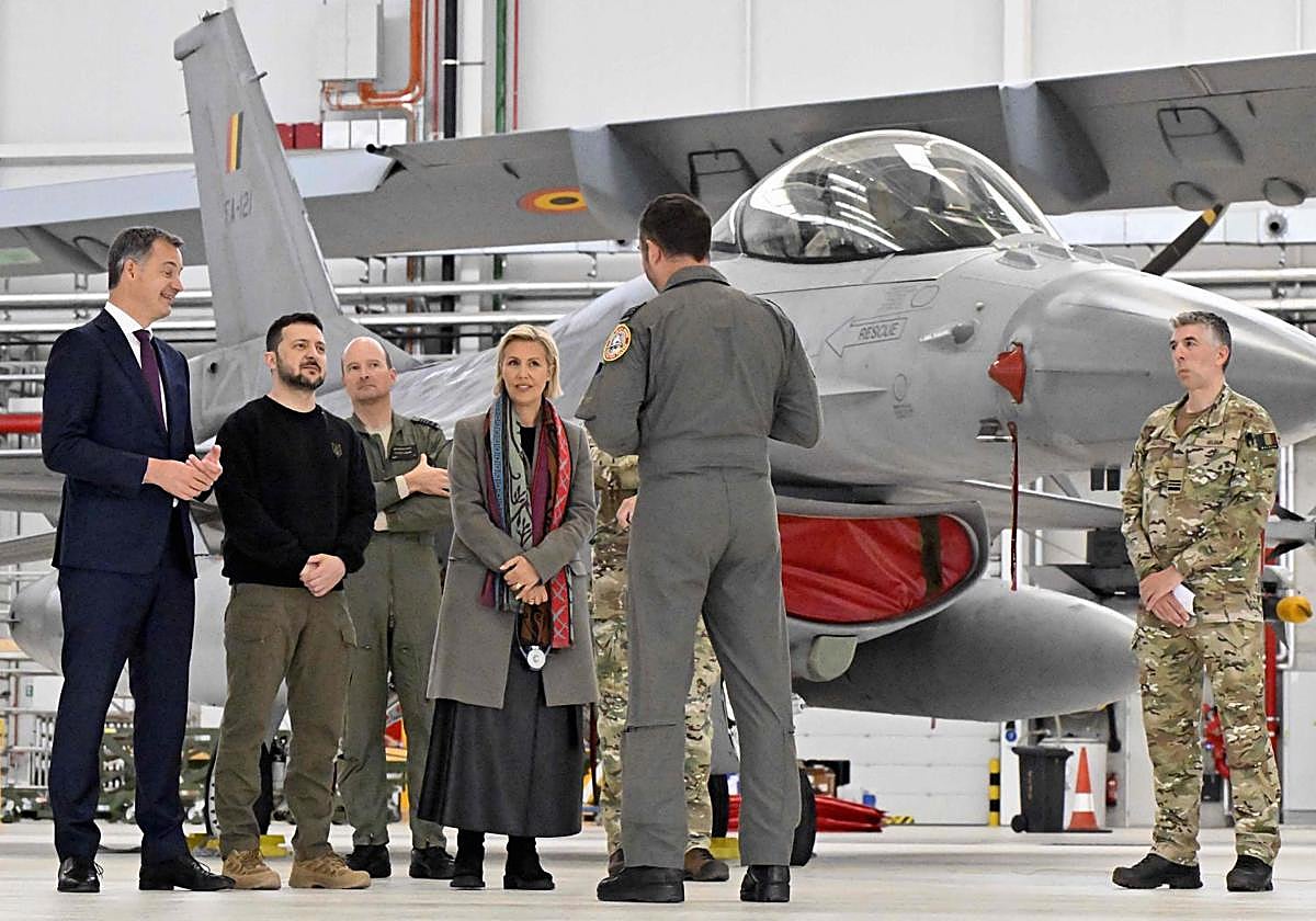 Pilotos, instructores y personal técnico belgas del F-16