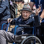Un veterano estadounidense del Día D viaja con 101 años a Francia para celebrar el 80 aniversario