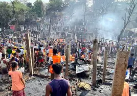 Refugiados rohignya buscan entre los restos de sus casas quemadas en el campamento de Cox's Bazar