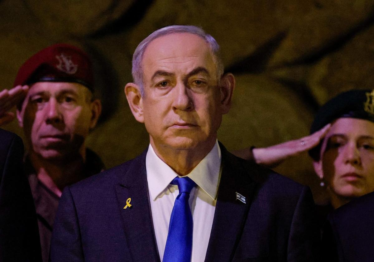 El primer ministro israelí, Benjamin Netanyahu, asiste a una ceremonia de colocación de coronas florales en conmemoración del Día del Recuerdo del Holocausto por los seis millones de judíos asesinados en la Segunda Guerra Mundial