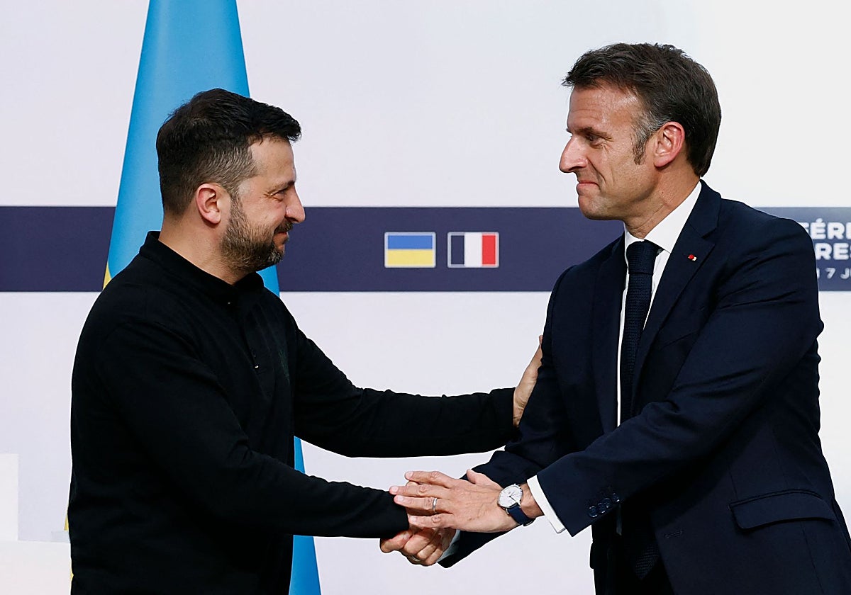 Zelenski le da la mano a Macron durante una conferencia de prensa conjunta en el Palacio del Elíseo, en París