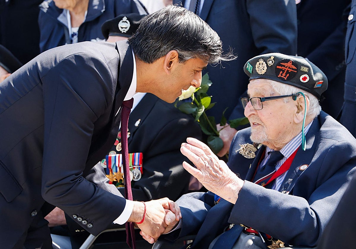 El primer ministro británico, Rishi Sunak, saluda a un veterano durante el 80 aniversario del Día D