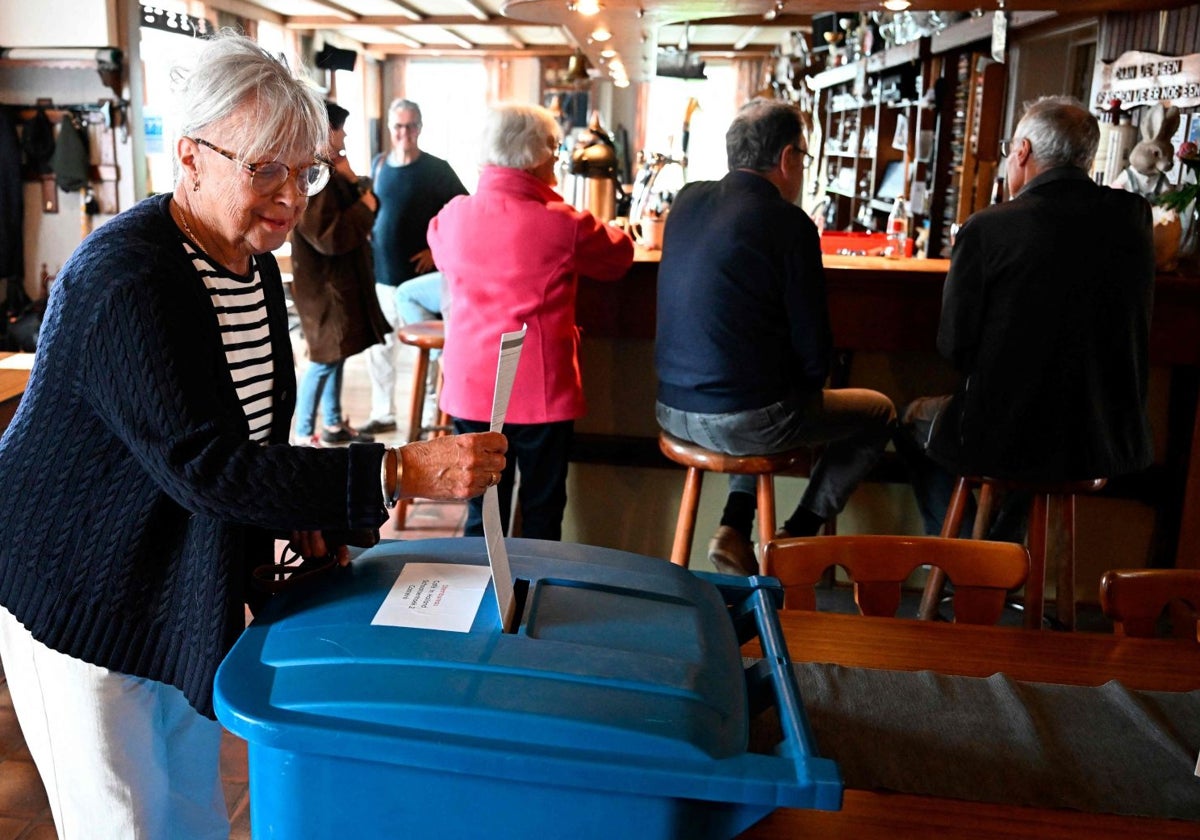 Una mujer vota por los europeos en los Países Bajos
