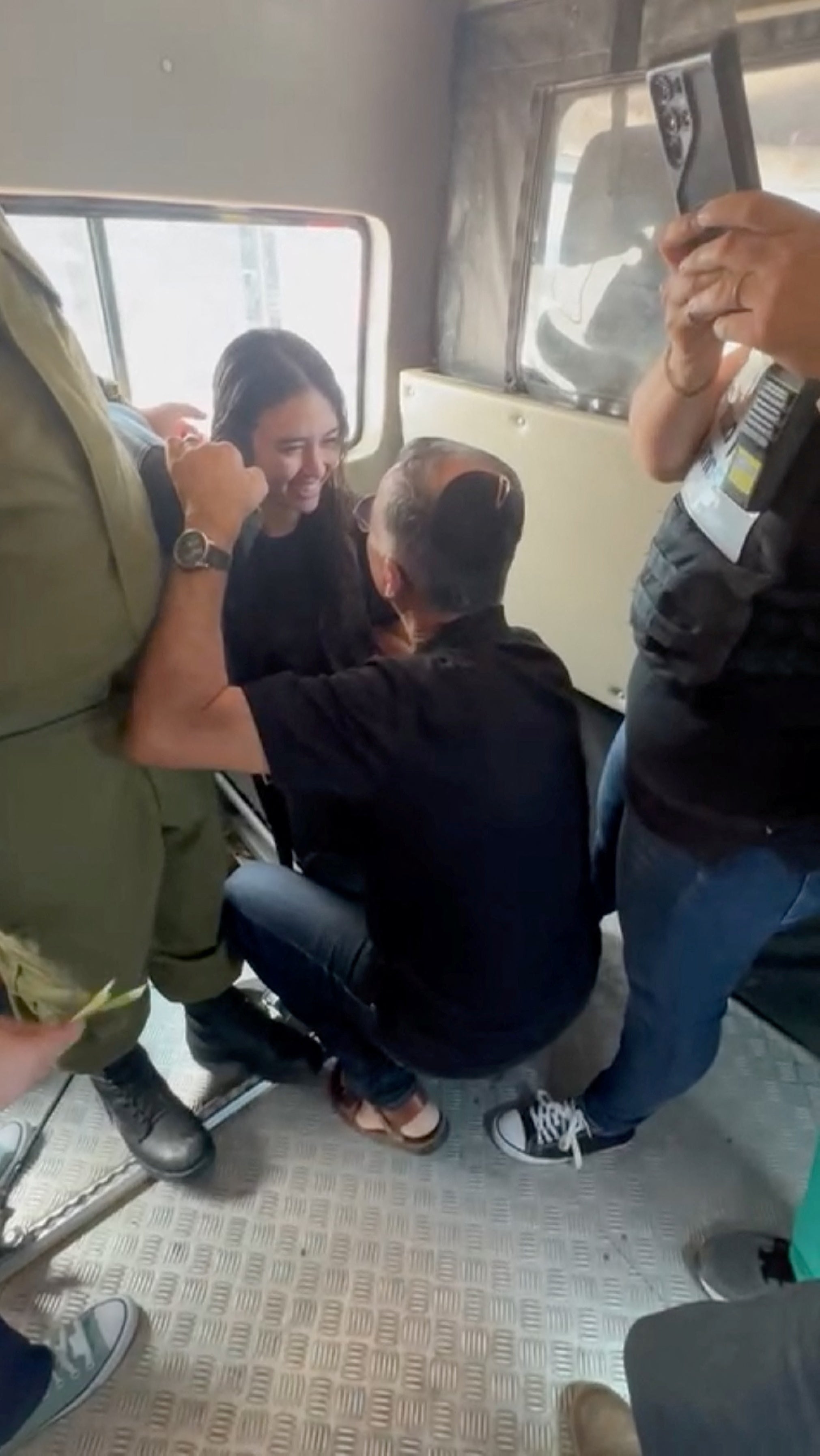 Captura del vídeo del momento en el que Noa Argamani se encuentra con su padre 