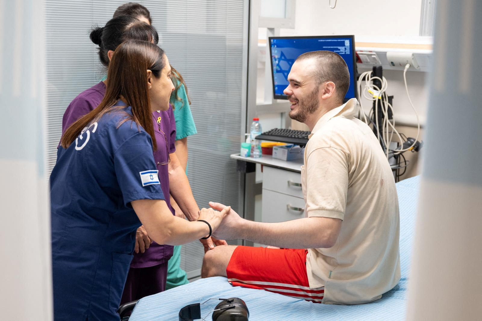 Andrey Kozlov siendo atendido por el personal médico de Sheba de Tel-HaShomer