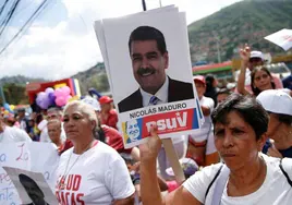 Partidarios del gobierno asisten a una manifestación en apoyo al presidente de Venezuela, Maduro