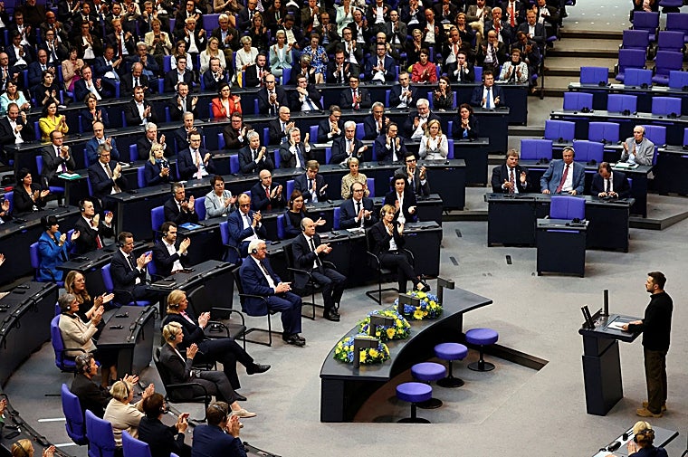 Zelenski recibe una ovación de los asistentes