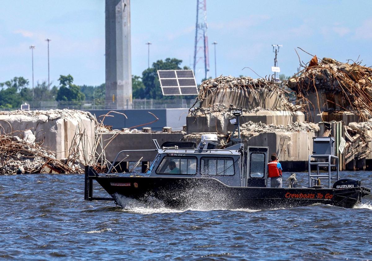 Un barco navega junto al puente derrumbado en Baltimore.