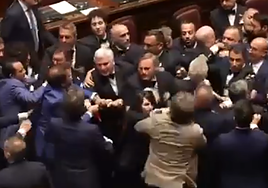 El italiano Leonardo Donno, golpeado en el Parlamento por una multitud de diputados, denuncia una «clara agresión política»