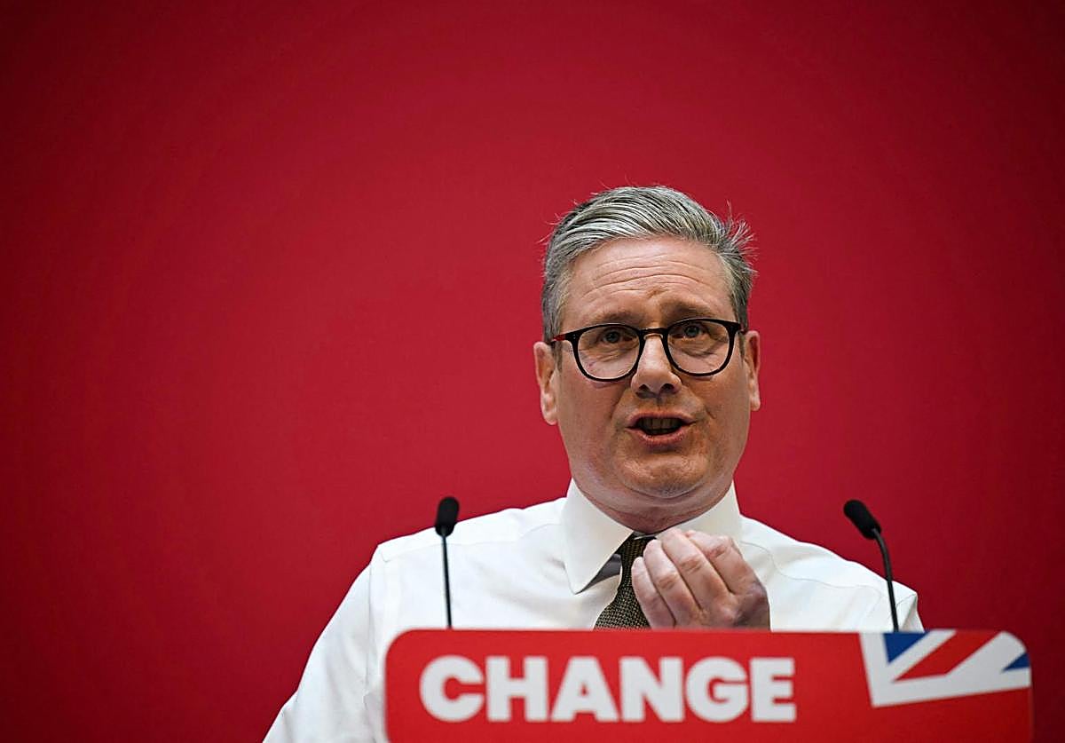 El principal líder del Partido Laborista de la oposición británica, Keir Starmer, pronuncia un discurso en el escenario durante el lanzamiento del manifiesto electoral del Partido Laborista