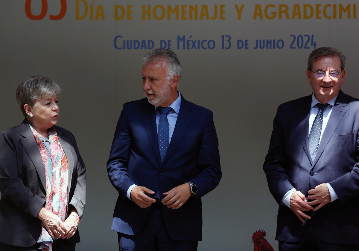 De izquierda a derecha, la canciller mexicana Alicia Bárcena, el ministro español de Política Territorial y Memoria Democrática, Ángel Víctor Torres, y el secretario de Estado de Memoria Democrática, Fernando Martínez