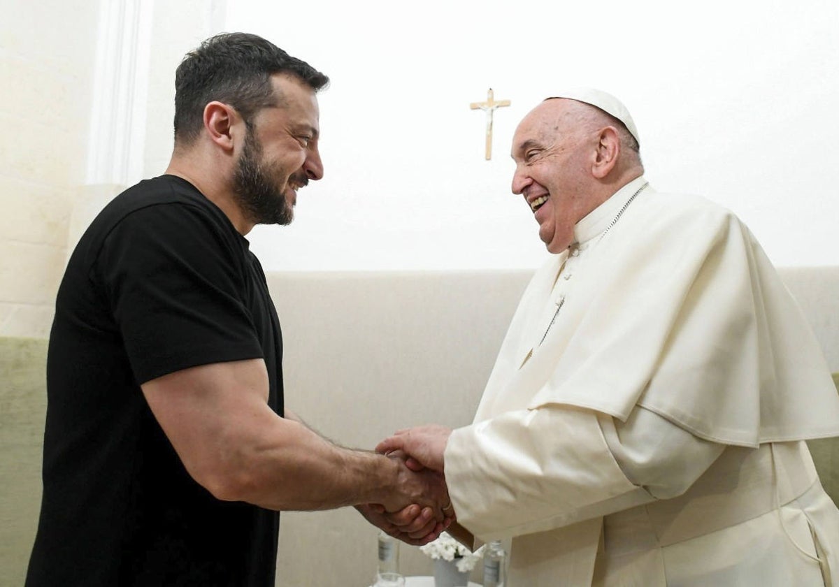 El presidente Zelenski saluda al Papa Francisco en el G7