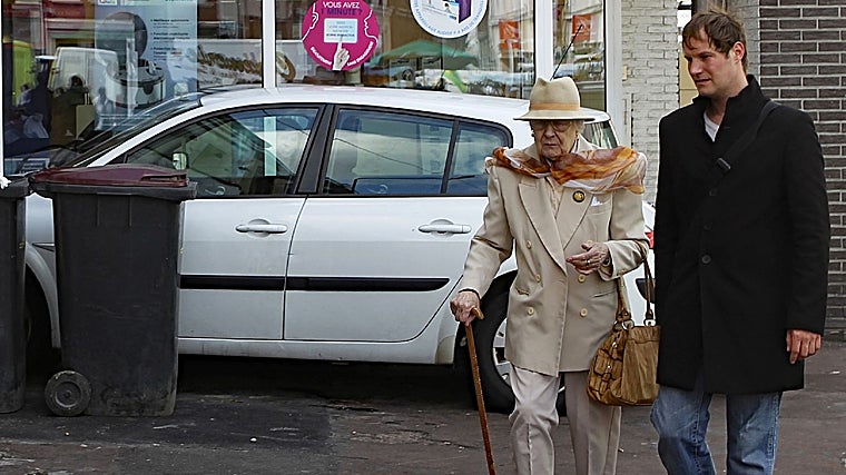 Una mujer y su acompañante pasean por Hénin-Beaumont