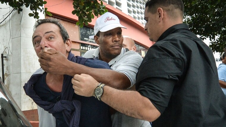 El opositor cubano Yuri Valle Roca, durante su detención por la Policía del régimen