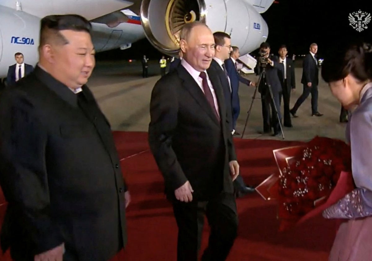 El presidente de Rusia, Vladímir Putin, recibido por Kim Jong-un a su llegada a Pyongyang