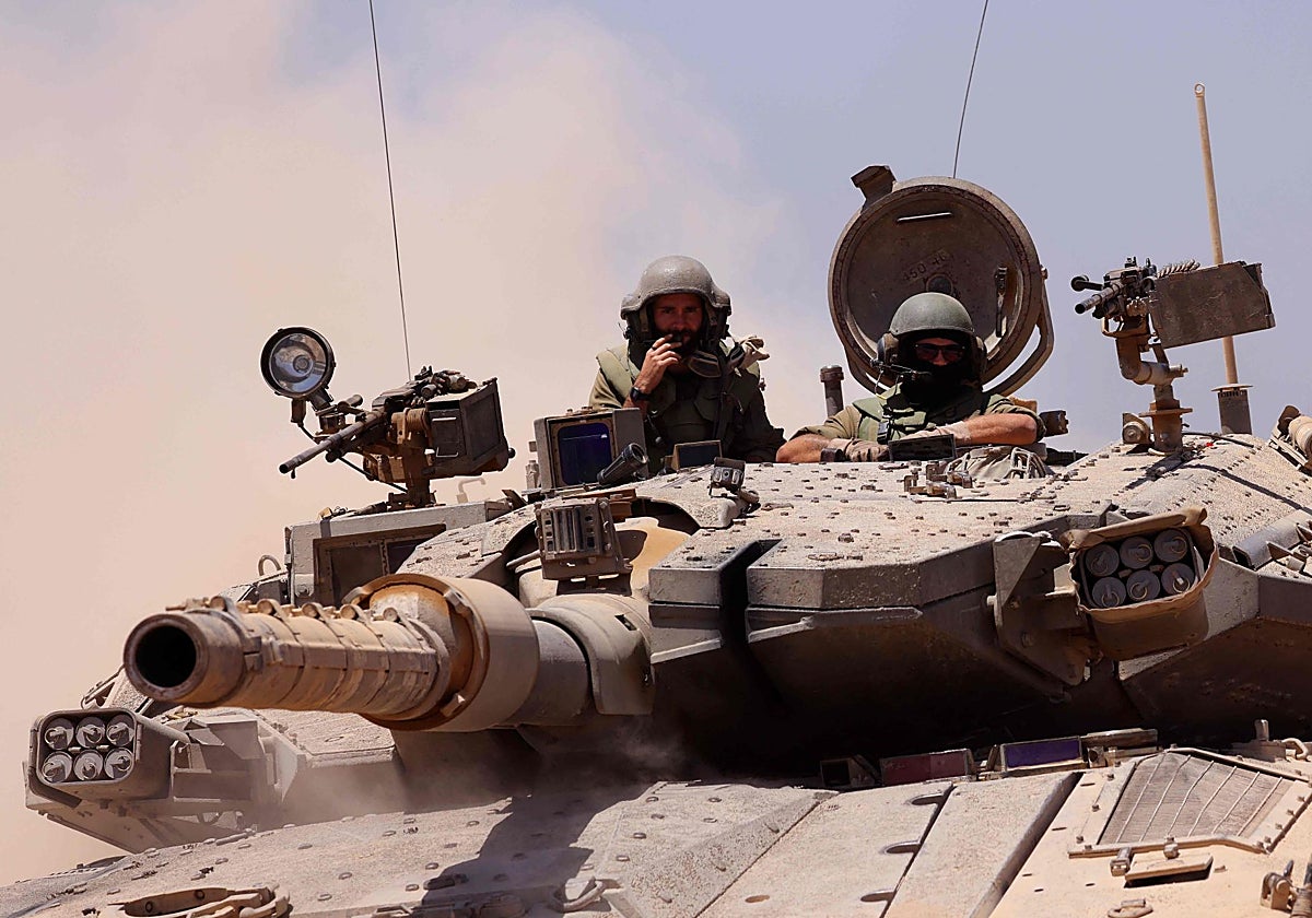Un tanque del Ejército israelí avanza para tomar posición en un área a lo largo de la frontera sur