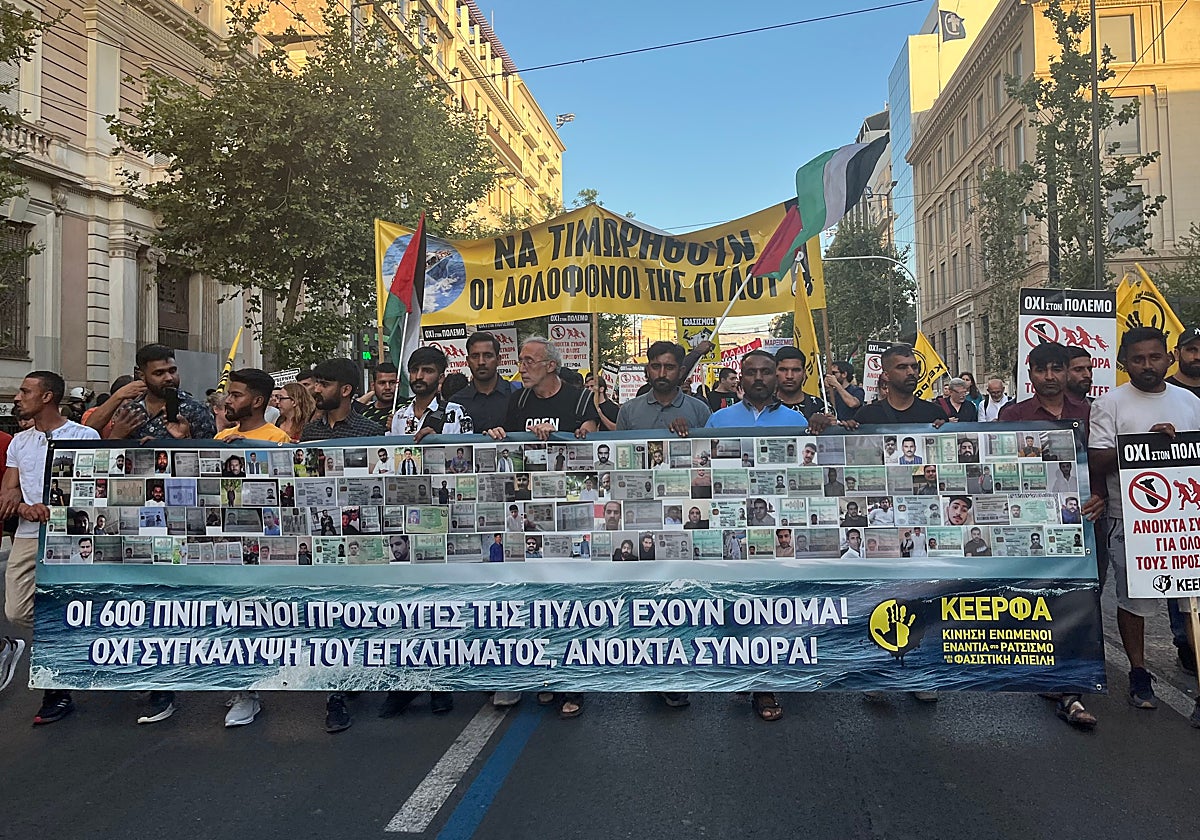 Manifestación en Propilea para pedir justicia por el naufragio del Adriana