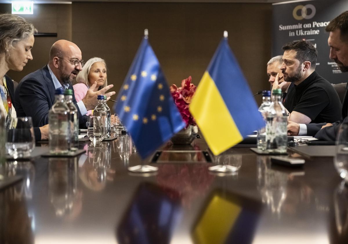 El presidente ucraniano, Volodymyr Zelensky, y el presidente del Consejo Europeo, Charles Michel.