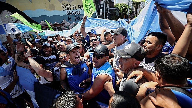 Manifestantes protestan contra el gobierno de Milei en Buenos Aires, en una foto de archivo