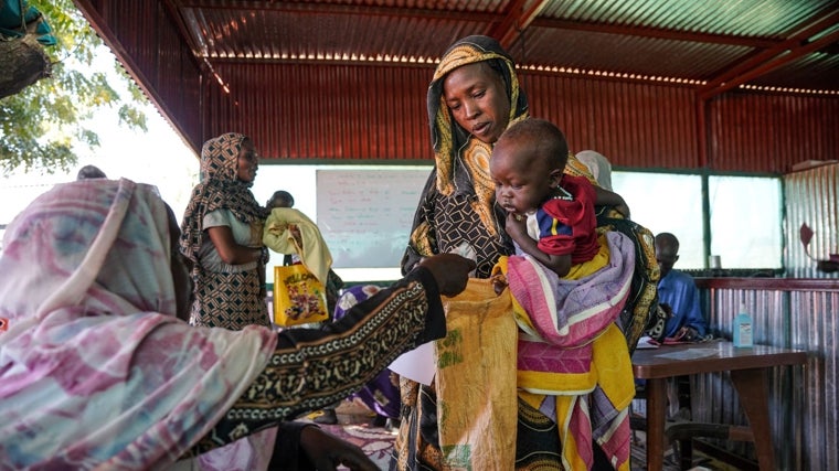 Una mujer y un bebé en el campo de desplazados de Zamzam, cerca de El Fasher en Darfur del Norte, Sudán