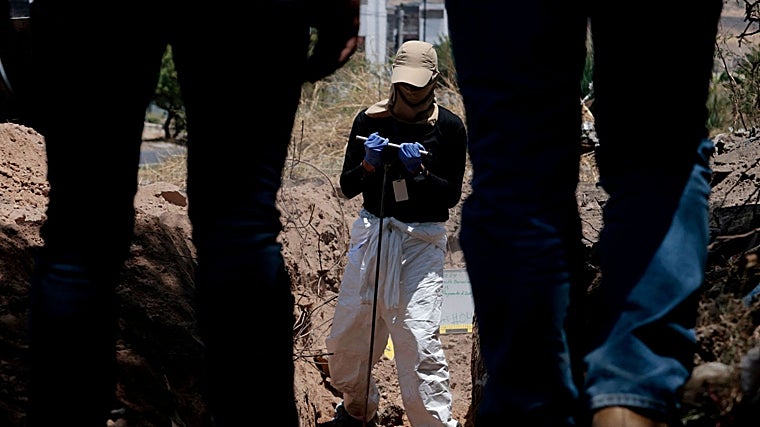 Un forense trabaja en una fosa clandestina en Jalisco