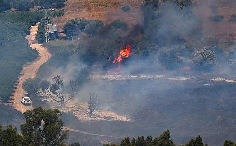Imagen principal - La frontera entre Líbano e Israel es uno de los puntos más tensos de la región, con intercambio constante de misiles y cohetes. Abajo, clérigos de Hizbolá rezan por la muerte de uno de sus miembros 