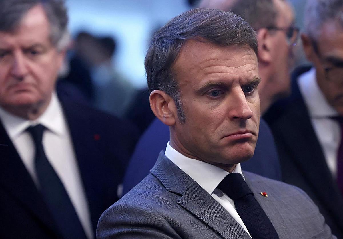El presidente de Francia, Emmanuel Macron, observa antes de la inauguración del nuevo Saint-Denis Pleye