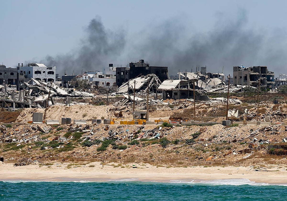 Edificios destruidos en Gaza, en medio del actual conflicto entre Israel y Hamás, cerca de la costa de Gaza