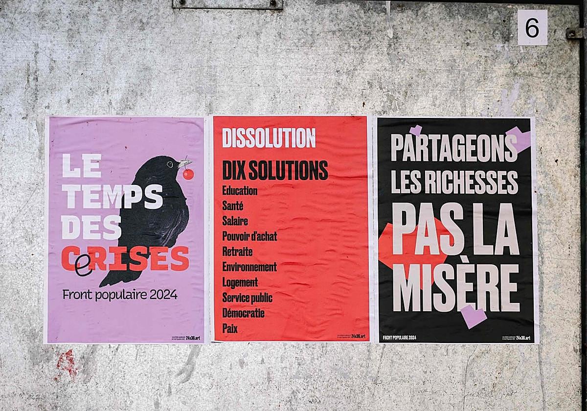 Tres carteles de la coalición de izquierdas Nouveau Front Populaire (NFP) se exhiben en una pared de una calle de Estrasburgo