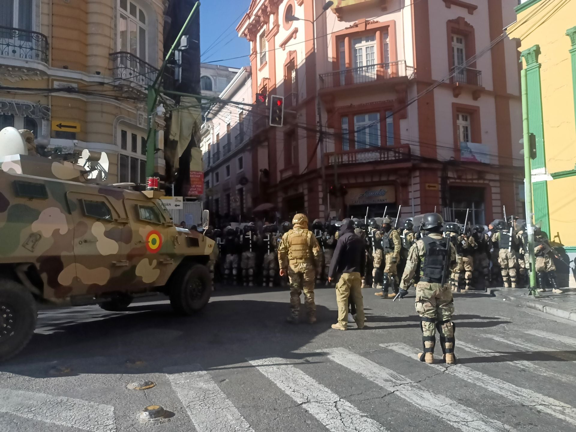 Un transporte militar entra a la fuerza por las puertas de la sede del Ejecutivo de Bolivia