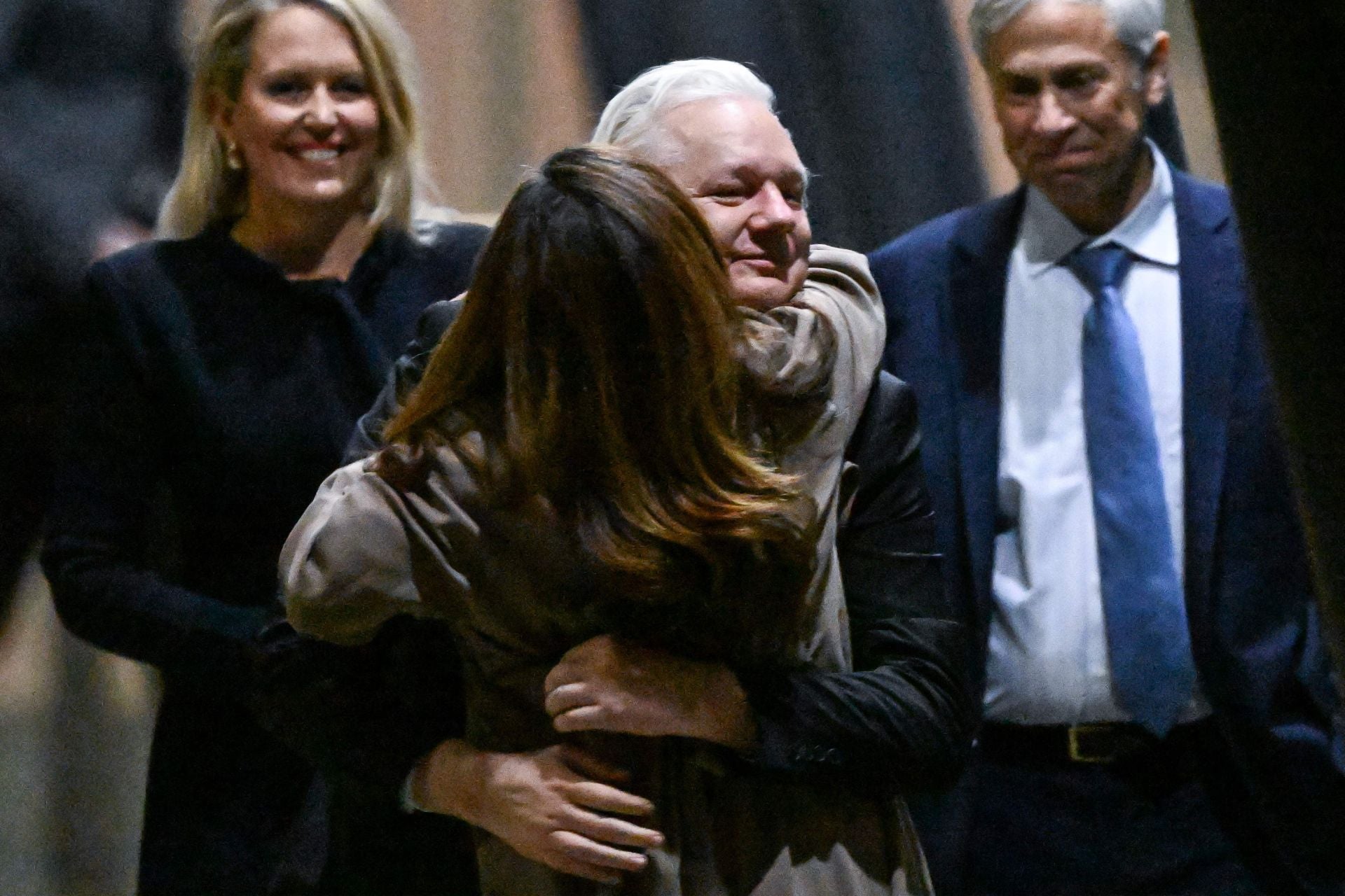 Julian Assange se abraza con su esposa, Stella, tras llegar a la capital australiana