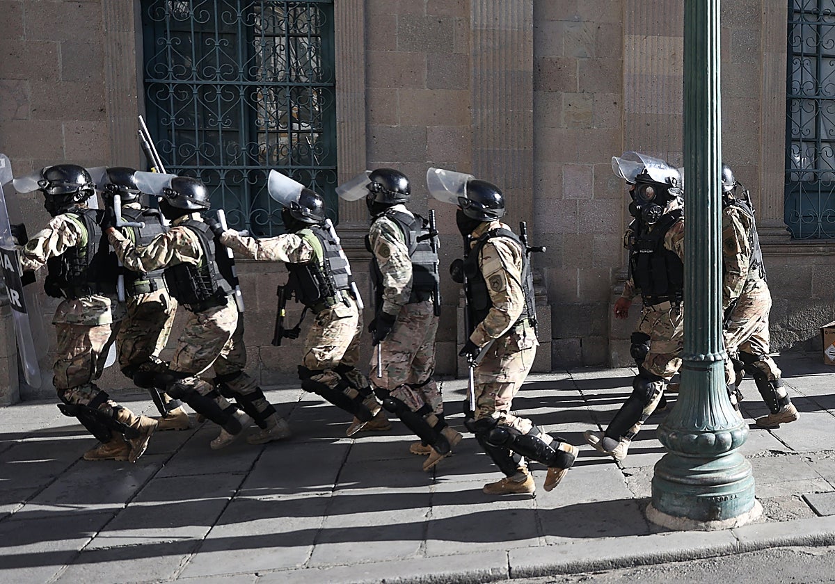 Militares ingresan a la sede del Gobierno de Bolivia, este miércoles en La Paz