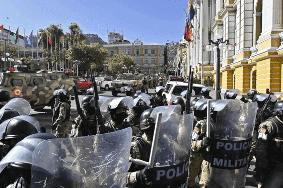 El Gobierno de Bolivia denuncia un golpe de Estado tras la movilización de soldados en La Paz