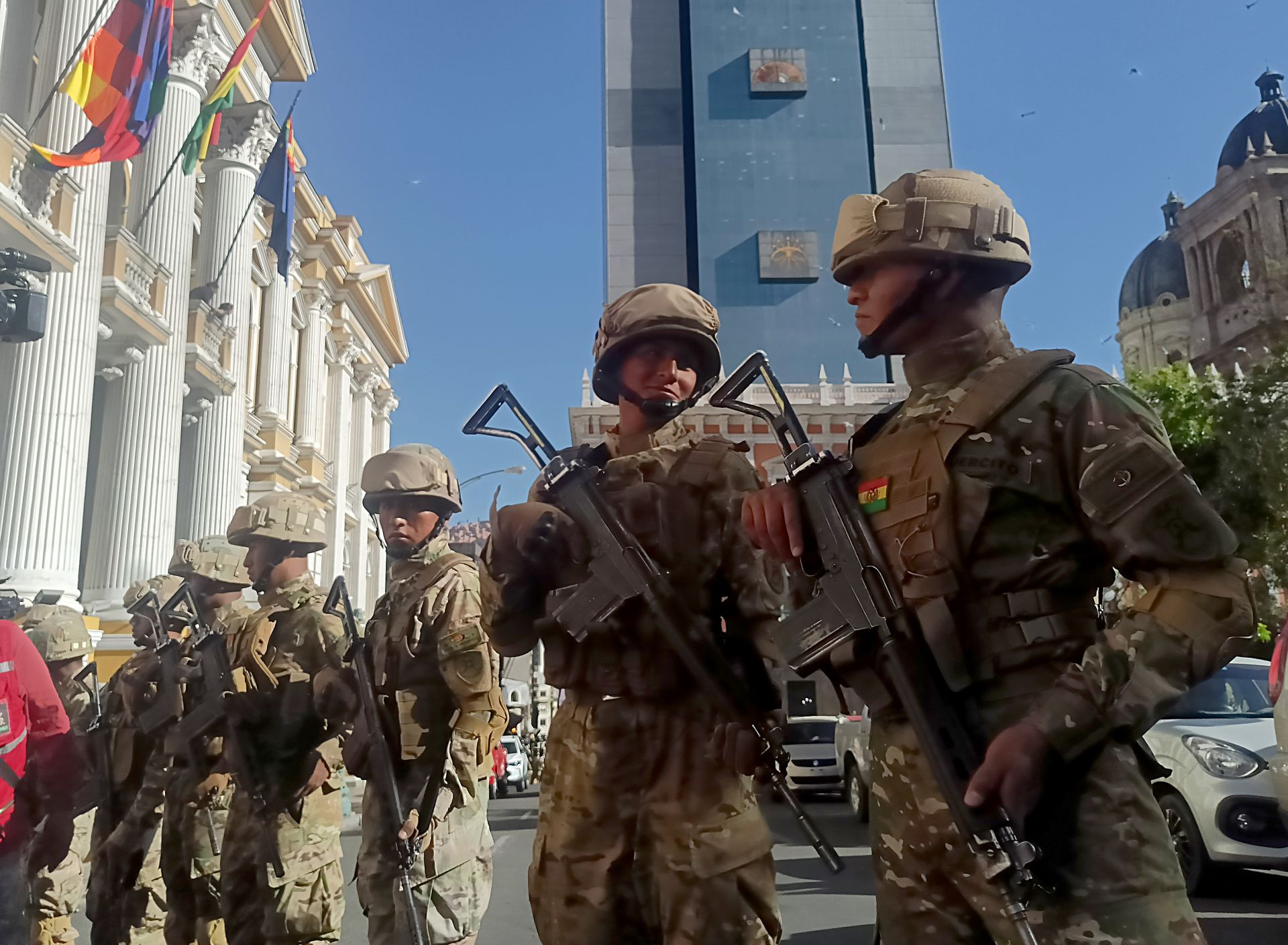 Militares se forman frente a la sede del Gobierno de Bolivia, este miércoles en La Paz