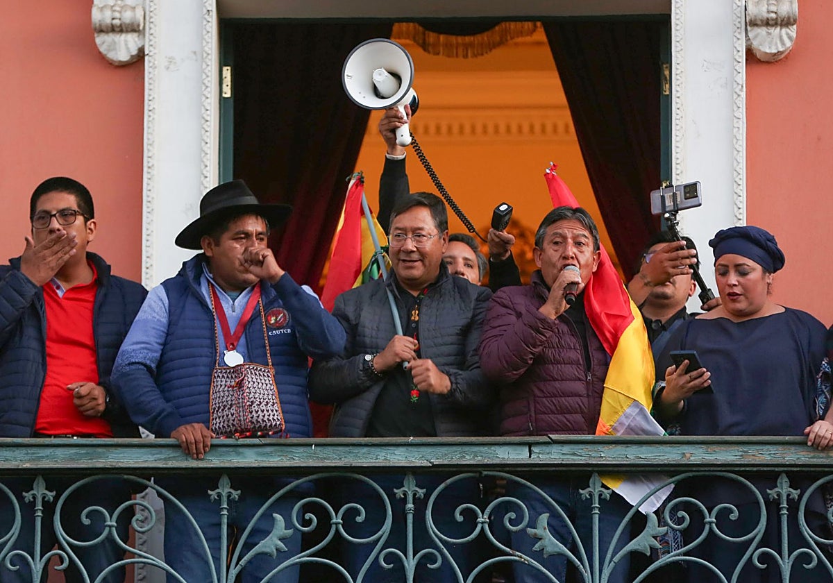 El presidente de Bolivia, Luis Arce, habla a los ciudadanos en la plaza Murillo de La Paz