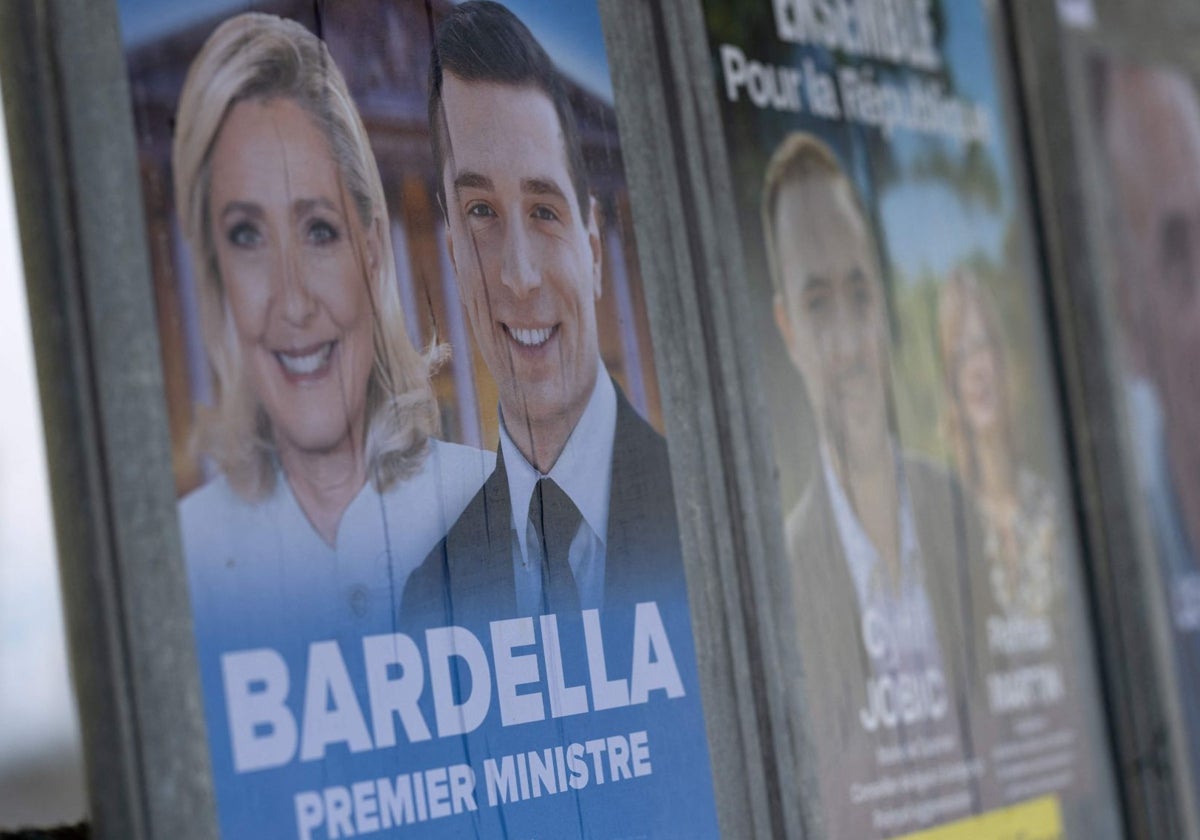 Carteles electorales para los comicios legislativos anticipados que se celebran a partir de este domingo