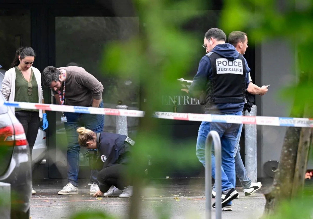 Agentes de Policía están trabajando en el lugar del tiroteo en Francia