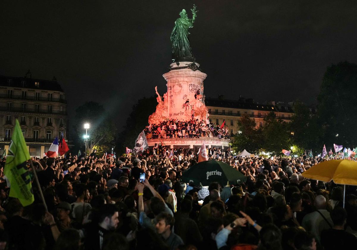 Manifestantes participan en una concentración tras el anuncio de los resultados de la primera vuelta de las elecciones legislativas, en la Plaza de la República de París