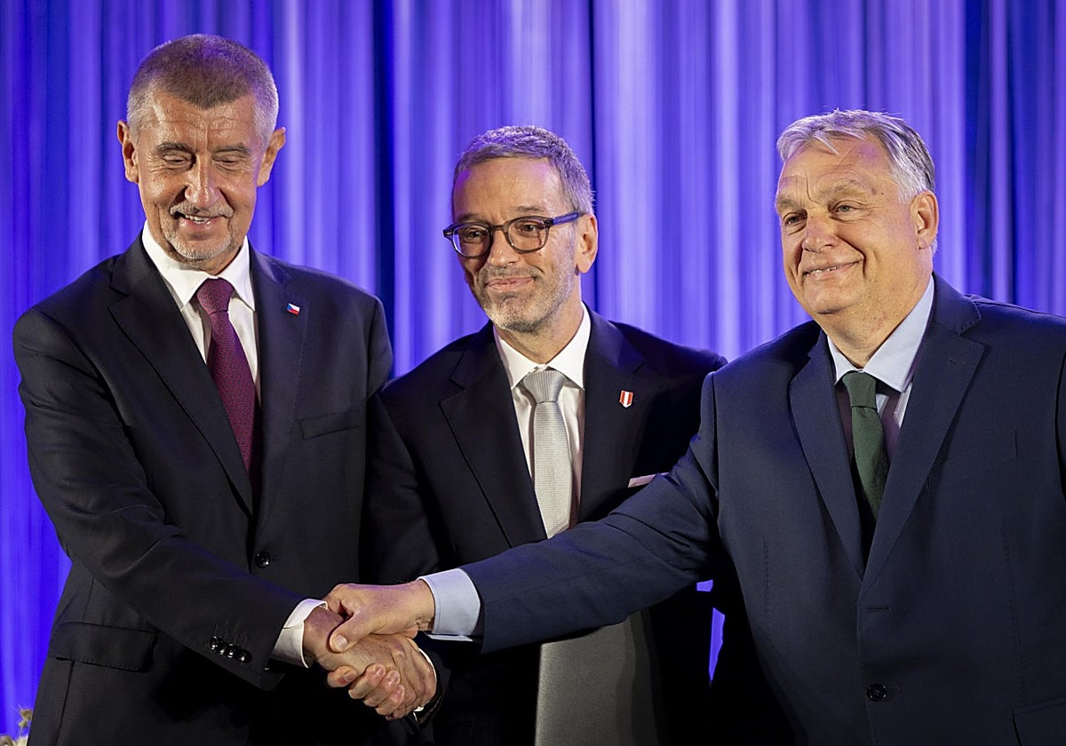 Babis, Kickl, y Orbán tras la firma de un acuerdo de cooperación política trilateral titulado 'Un Manifiesto Patriótico para un Futuro Europeo'