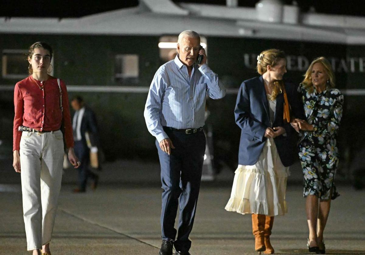 El presidente estadounidense Joe Biden y la primera dama Jill Biden, junto a sus nietas Natalie (izda.) y Finnegan (2ª dcha.), se dirigen a bordo del Air Force One antes de partir de la base aérea McGuire en Burlington, Nueva Jersey