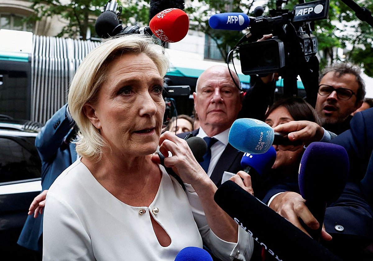 Marine Le Pen, líder del partido Agrupamiento Nacional, llega a la sede del partido AN en París