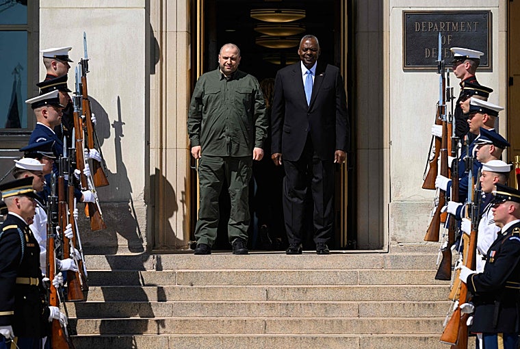 El secretario de Defensa de Estados Unidos, Lloyd Austin, recibe al secretario de Defensa de Ucrania, Rustem Umerov, en el Pentágono
