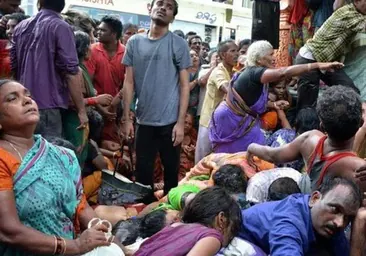 Un centenar de personas mueren aplastadas en una estampida en la India en una reunión religiosa