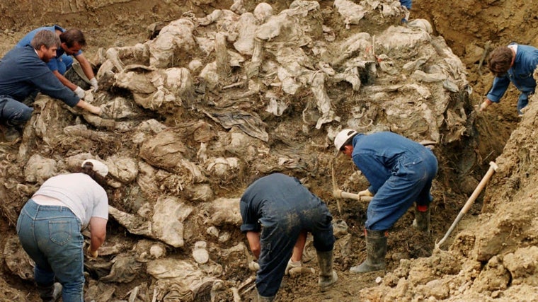 Varias personas desentierran los cadáveres de personas asesinadas durante el genocidio en Bosnia